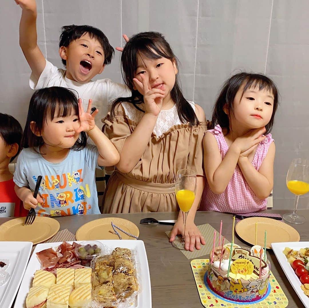 高村凛さんのインスタグラム写真 - (高村凛Instagram)「香里奈の誕生日パーティー🎉  8歳になりました❗️ お祝いはいつも楽しいね🎂🥂🎂 素敵な1年になりますように❤️  #誕生日パーティー」9月30日 13時06分 - rin_takamura