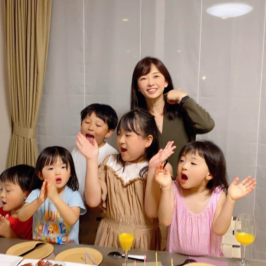 高村凛さんのインスタグラム写真 - (高村凛Instagram)「香里奈の誕生日パーティー🎉  8歳になりました❗️ お祝いはいつも楽しいね🎂🥂🎂 素敵な1年になりますように❤️  #誕生日パーティー」9月30日 13時06分 - rin_takamura