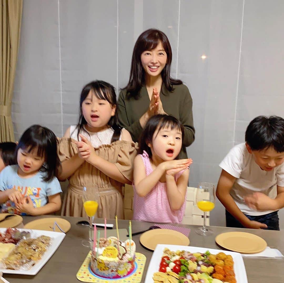 高村凛のインスタグラム：「香里奈の誕生日パーティー🎉  8歳になりました❗️ お祝いはいつも楽しいね🎂🥂🎂 素敵な1年になりますように❤️  #誕生日パーティー」