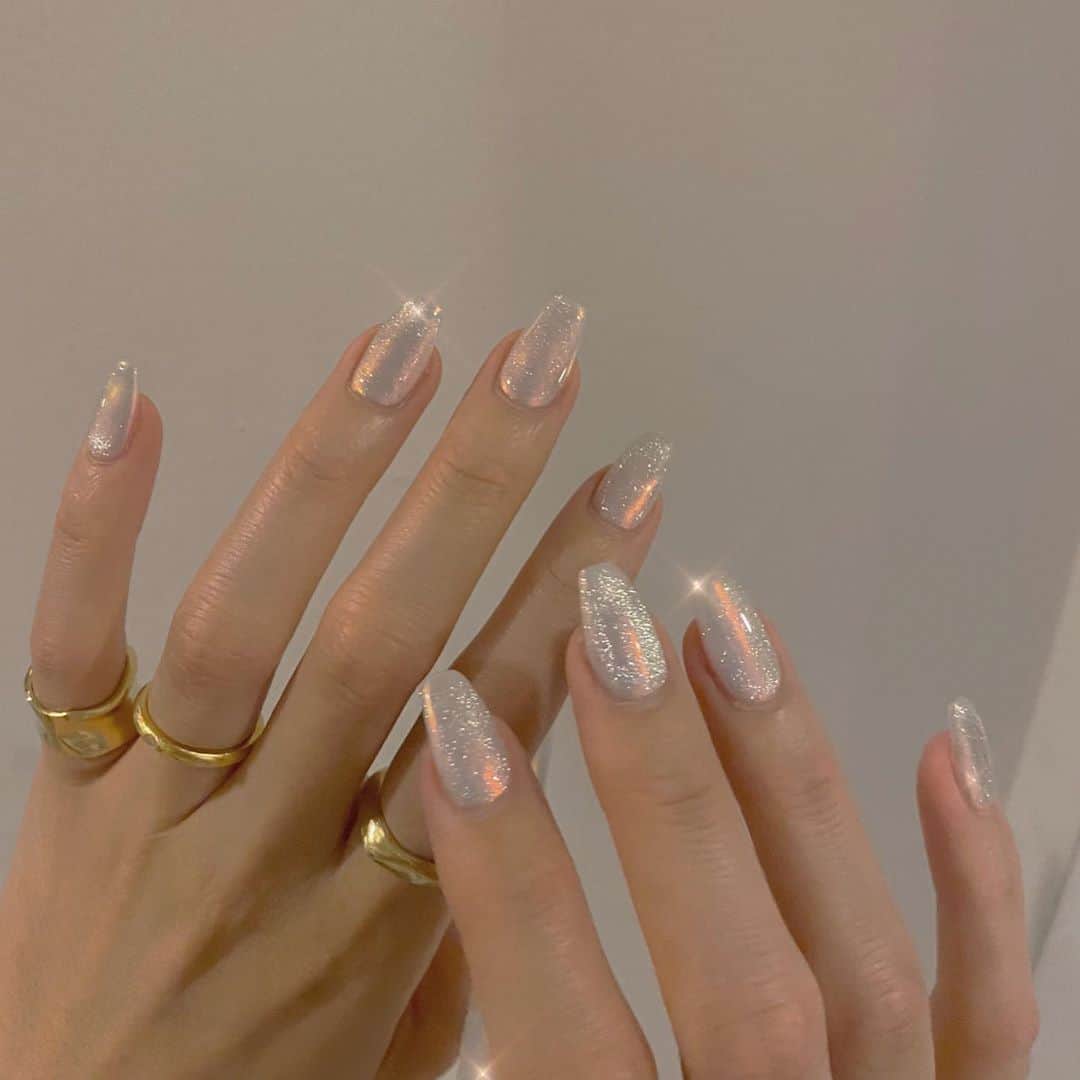 梅村実帆のインスタグラム：「new 🤍✨🤍✨🤍 ピーチ色のミラーに乳白色のマグネット💅🏻」