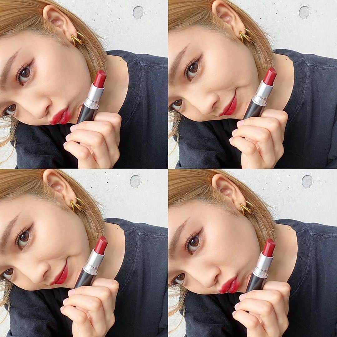 富久美玲のインスタグラム：「_ . 髪色変わってから暗めの赤のリップに するといいって言われたので・・・😘 . 沢山化粧品持ってる妹に頂きんか💄✨ . #mac の#dubonnet (品番？不明です) . #make#コスメ#lip#口紅」