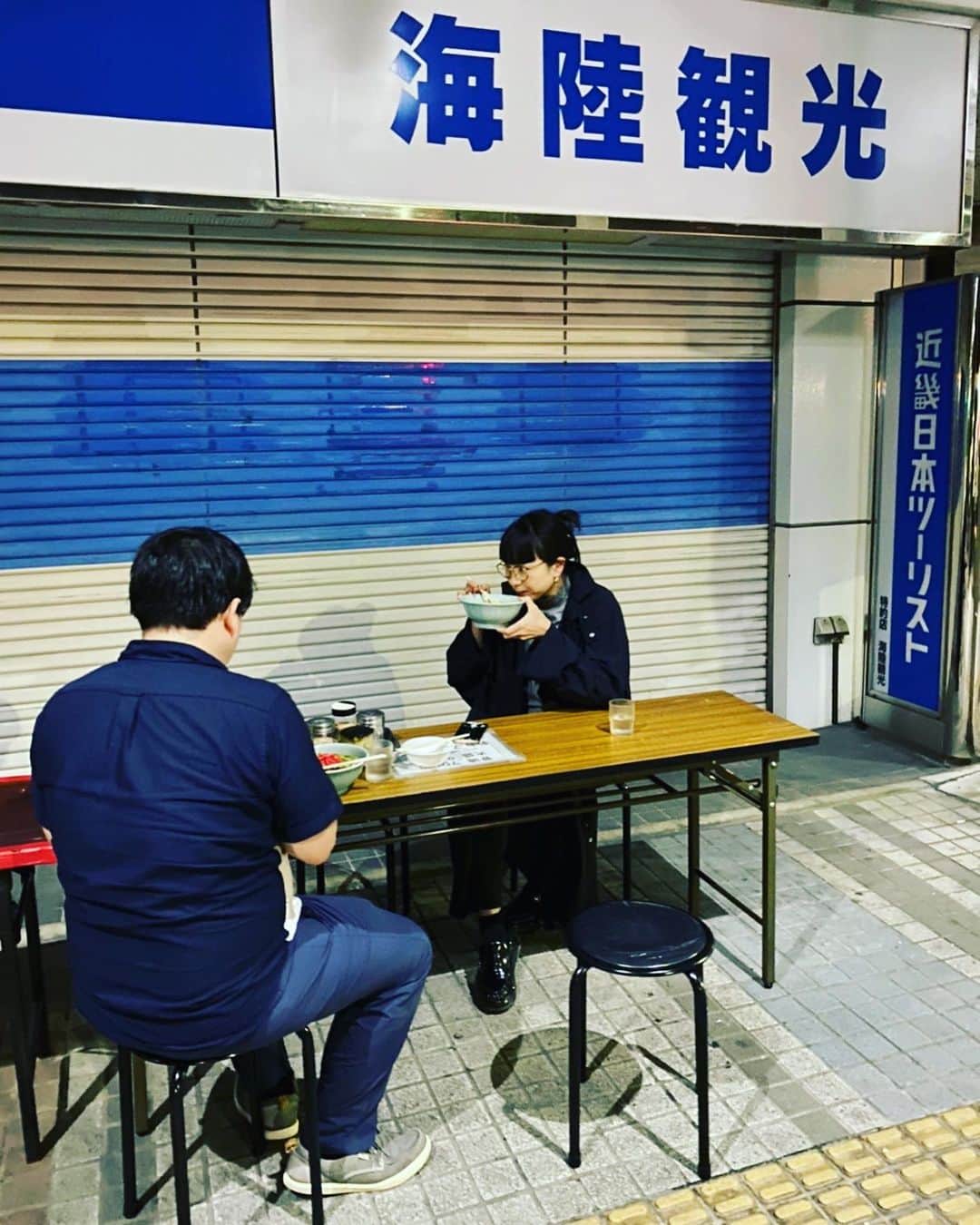 Young Juvenile Youthのインスタグラム：「初めての場所で初めての深夜の屋台ラーメン。 福井の敦賀の夜は広くて暗くてシンとしていてなんかわくわくしたなぁ ラーメンも美味しかった。 初めては楽しい！☺️  #敦賀」