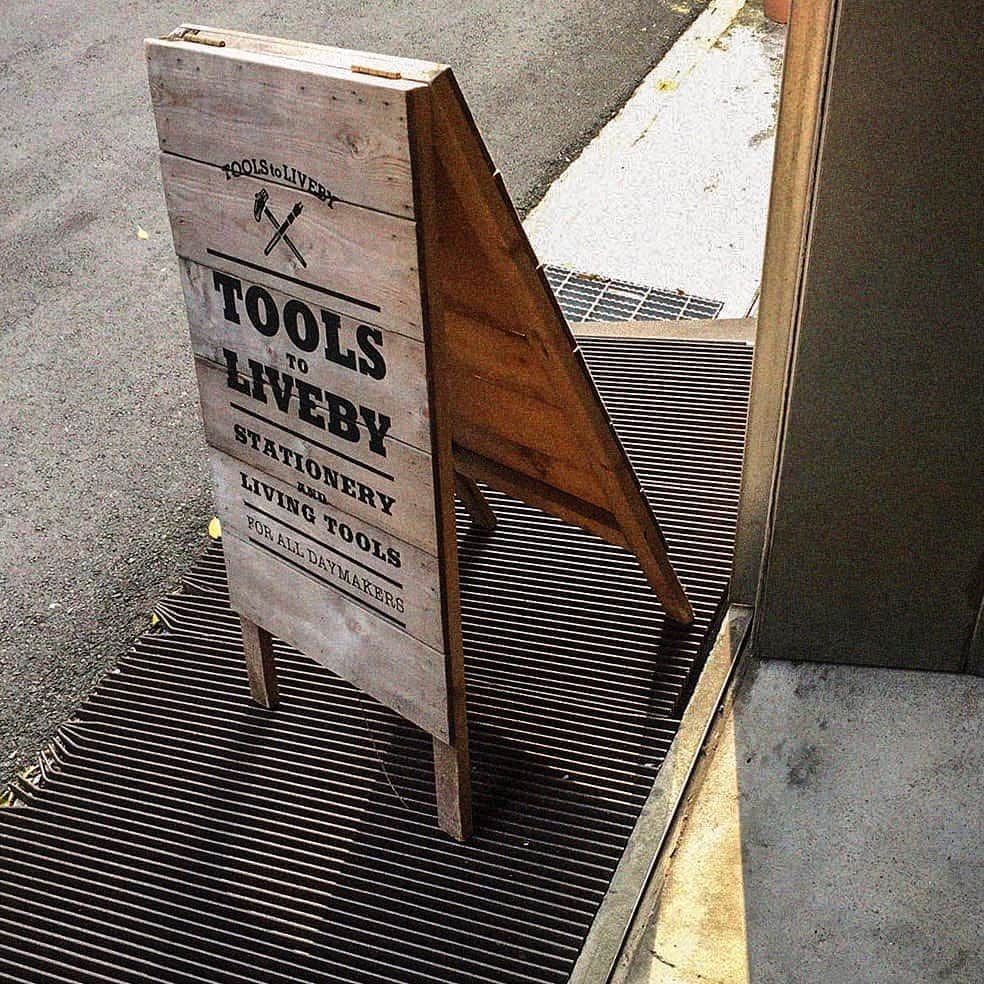 TOOLS to LIVEBY / 禮拜文房具のインスタグラム：「.  月圓人團圓，親友相聚烤肉吃月餅。  中秋佳節台北樂利店營業時間有所調整， 請大家不要撲空喔！  Taipei Shop Business Hours Adjustment  10/1 Thur - 10/2 Fri 12.00pm-7.00pm  高雄駁二店中秋假期營業時間維持不變。  網路商店中秋假期訂單將於10/5 Mon開始陸續出貨。  祝大家都有個美好中秋🌕 .」