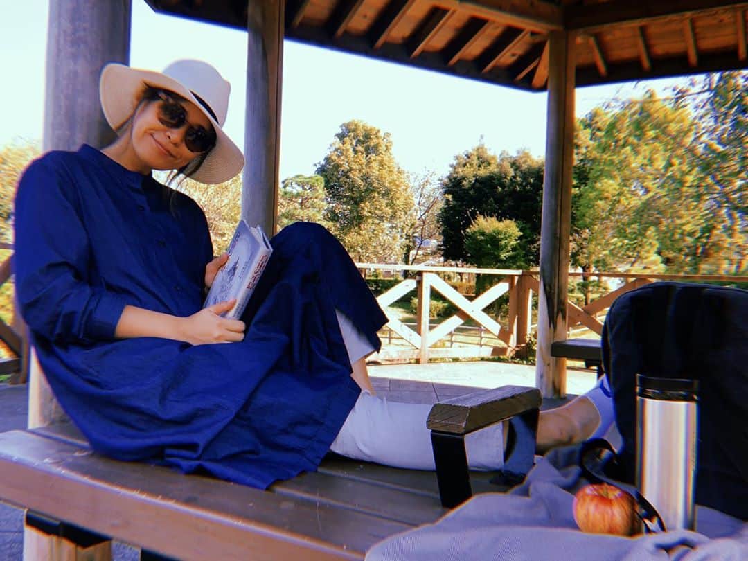 二宮愛のインスタグラム：「2020/09/30 ________________ 歌詞と英語と日本語とメロディとの戦いを休戦して、本を読むがてらピクニック。  9月最後の日だし、めちゃ晴れてるし、こんな日に閉じ籠るのはナンセンスだよなって、自分に言い聞かせながら。 納期の焦りを忘れるが如く本に没頭してみるつもり。 ________________ #picknick #sunnyday #instagood #instagram #instalike #september」