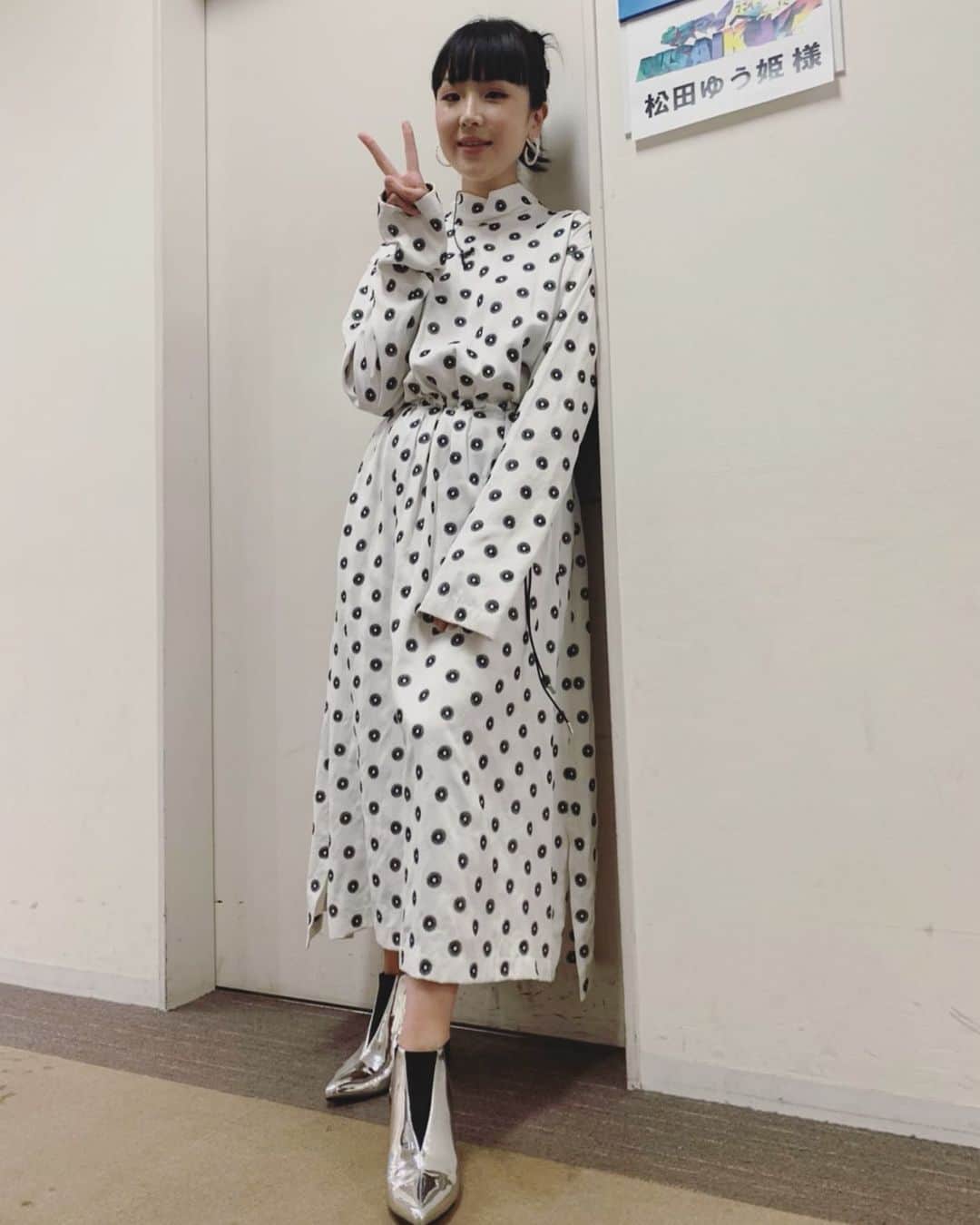 Young Juvenile Youthのインスタグラム：「10月1日(木) 24:25～24:55 フジテレビ「キスマイ超BUSAIKU?!」に出ます！ 観てね！😍  Dress 👗 @ujoh.official  Shoes 👠 @unitednude」