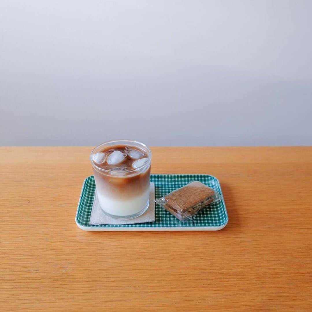 北欧、暮らしの道具店さんのインスタグラム写真 - (北欧、暮らしの道具店Instagram)「出番は間違いなく365日！ 完売していた、ボデガのグラスが入荷です！ . - - - - - - - - - - - - イタリアの老舗ガラスメーカーから、 人気の「ボデガ」のグラスが届きました！  すっとした円柱形のシンプルなかたちは、 どんなドリンクをいれてもサマになります。  小ぶりで丈夫なので、 子供用のグラスとしても◎  どこか器のような佇まいでもあるので、 サラダやフルーツを入れるのにも 大活躍してくれますよ。  耐熱ガラスなので、ホットドリンクもOK！ 食洗機も使えるので、お手入れしやすいもの 嬉しいポイントです。 . - - - - - - - - - - - - ボデガ/グラス/220ml、370ml . ▶︎お買いものはプロフィールのリンクからどうぞ→@hokuoh_kurashi ・ #kitchen#kitchendesign#kitchenware#food#foodstagram#bodega#ボデガ#ビール#グラス#キッチン#キッチン雑貨#食器#お皿#台所#ごはん#朝ごはん#ランチ#夜ごはん#ディナー#お弁当#料理#シンプル#シンプルライフ#シンプルデザイン#お買い物#暮らしを楽しむ#日々の暮らし#北欧#暮らし#北欧暮らしの道具店」9月30日 13時18分 - hokuoh_kurashi