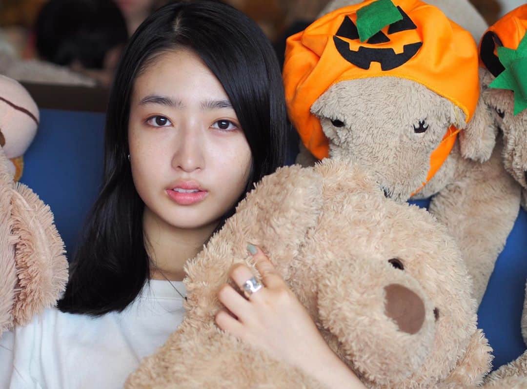 AO のインスタグラム：「ぬいぐるみいっぱいいるカフェに行ったときのやつ🧸 ワンマンライブが近づいてきています〜 形が見えてきてほんと楽しみ🕺🕺🕺」