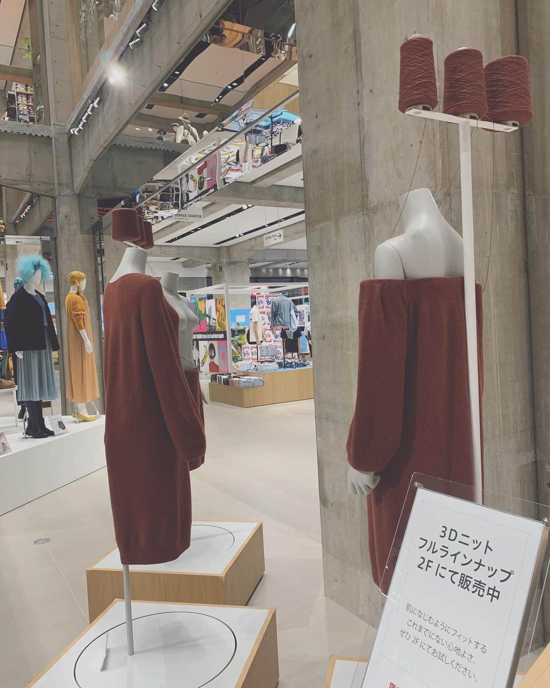 森なな子さんのインスタグラム写真 - (森なな子Instagram)「ユニクロ大好きマンの私としては外せない場所だった！ 銀座にあるユニクロ旗艦店『UNIQLO TOKYO』に行ってきました。 上手く言えないんだけど、美術館みたいで未来感あってウルトラ楽しい空間でした💫 服の組み合わせに迷ったら、各階にあるタッチパネルで色んなコーディネイトが見られて参考になるし、好きなコーデを選択すると商品の詳細&置いてある場所まで教えてくれる。超便利。 入り口にはユニクロのお花屋さんまであるんですよ💐🤭 閉店間際に駆け込んだので近々またゆっくり行きたーい。  追記:ネットだと在庫切れだった商品もここでゲットできました💯  #uniqlotokyo #ginza #tokyo #jpn #ユニクロ #herzogdemeuron」9月30日 22時48分 - nanako.m1988