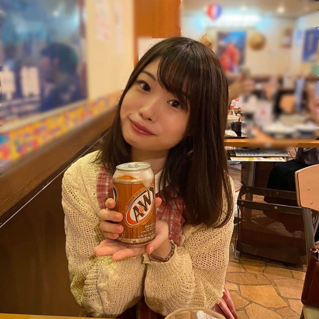 中村菫さんのインスタグラム写真 - (中村菫Instagram)「沖縄料理屋さんに行ってきました！🌺  実は中2の終わりまで沖縄に住んでいたのですごく思い入れがあるんです...！ たまに食べたくなります☺️  沖縄そばと、、この飲み物はなんでしょうか！ ...答えは、ルートビアという飲み物です！沖縄ではよく見かける清涼飲料水なんですけど、湿布の味がすると言われているので怖くてずっと飲めないでいました笑 しかーし！せっかくミスコンに出ている今こそ勇気を出す時だっ！と思い飲んでみました！意外と癖になりそうなお味😳 いや一口目は本当に衝撃的でしたけど...(4枚目) みなさんも手に取る機会があればぜひ挑戦してみてはいかがでしょう✨  今日も投票おねがいします🤍  #ミス医科歯科 #ミスコン #沖縄 #沖縄そば #ルートビア」9月30日 22時48分 - misstmdu20_02