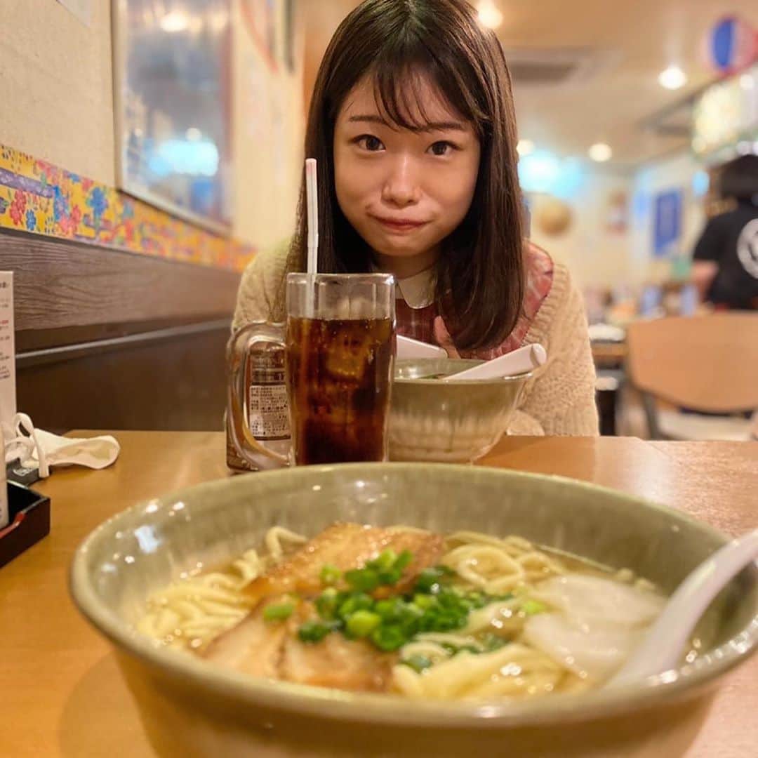 中村菫さんのインスタグラム写真 - (中村菫Instagram)「沖縄料理屋さんに行ってきました！🌺  実は中2の終わりまで沖縄に住んでいたのですごく思い入れがあるんです...！ たまに食べたくなります☺️  沖縄そばと、、この飲み物はなんでしょうか！ ...答えは、ルートビアという飲み物です！沖縄ではよく見かける清涼飲料水なんですけど、湿布の味がすると言われているので怖くてずっと飲めないでいました笑 しかーし！せっかくミスコンに出ている今こそ勇気を出す時だっ！と思い飲んでみました！意外と癖になりそうなお味😳 いや一口目は本当に衝撃的でしたけど...(4枚目) みなさんも手に取る機会があればぜひ挑戦してみてはいかがでしょう✨  今日も投票おねがいします🤍  #ミス医科歯科 #ミスコン #沖縄 #沖縄そば #ルートビア」9月30日 22時48分 - misstmdu20_02