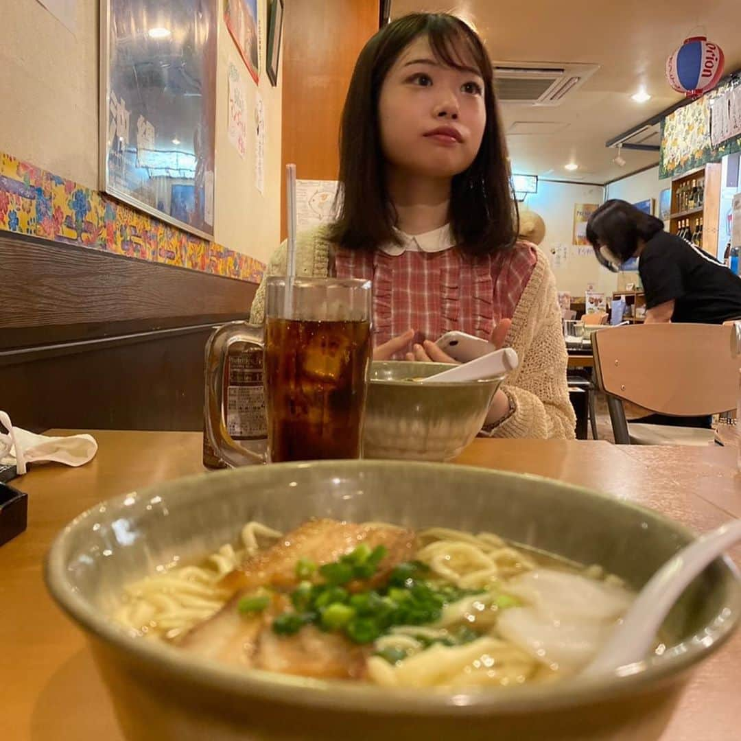 中村菫のインスタグラム：「沖縄料理屋さんに行ってきました！🌺  実は中2の終わりまで沖縄に住んでいたのですごく思い入れがあるんです...！ たまに食べたくなります☺️  沖縄そばと、、この飲み物はなんでしょうか！ ...答えは、ルートビアという飲み物です！沖縄ではよく見かける清涼飲料水なんですけど、湿布の味がすると言われているので怖くてずっと飲めないでいました笑 しかーし！せっかくミスコンに出ている今こそ勇気を出す時だっ！と思い飲んでみました！意外と癖になりそうなお味😳 いや一口目は本当に衝撃的でしたけど...(4枚目) みなさんも手に取る機会があればぜひ挑戦してみてはいかがでしょう✨  今日も投票おねがいします🤍  #ミス医科歯科 #ミスコン #沖縄 #沖縄そば #ルートビア」