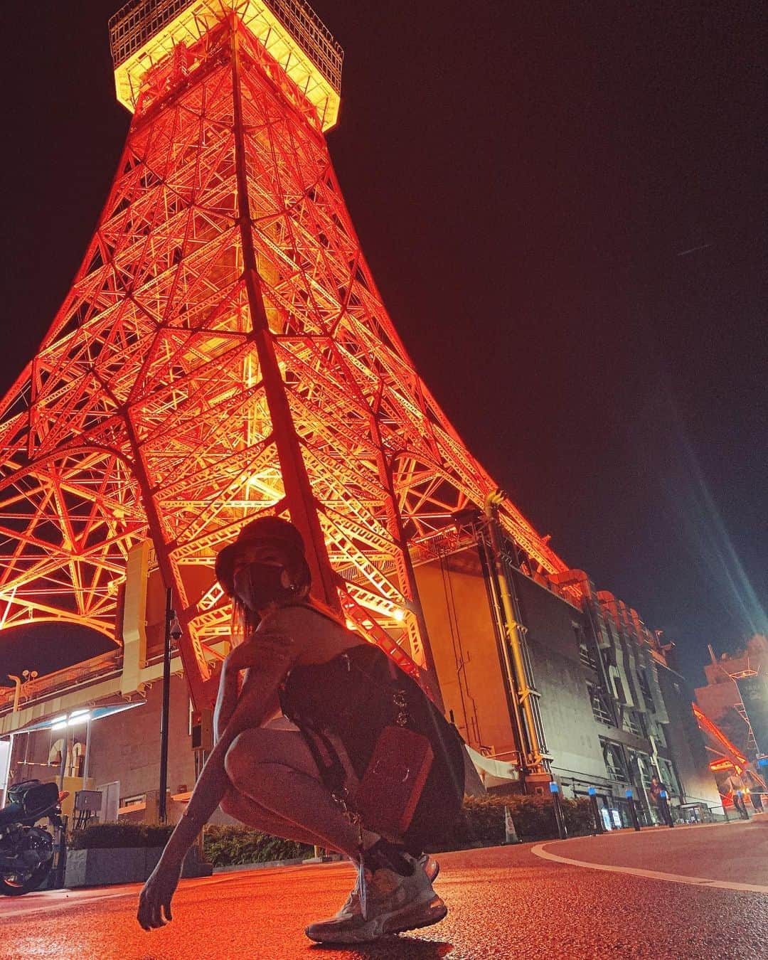 Hitomiさんのインスタグラム写真 - (HitomiInstagram)「.  マスクマン  🖤🖤🖤  #cyberjapan #サイバージャパン　#東京タワー　#tokyo #tokyotower」9月30日 22時40分 - hitomi_01270