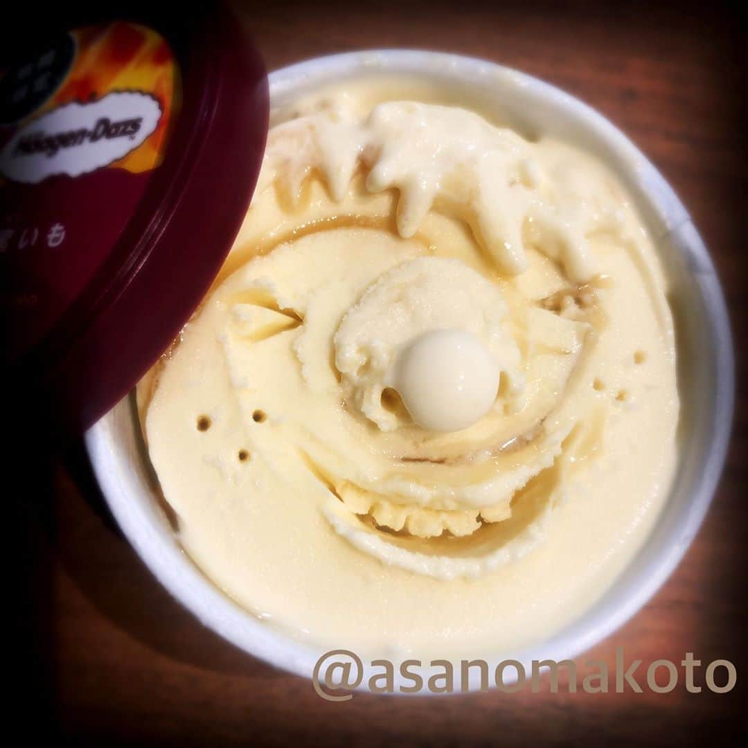 asanomakotoのインスタグラム：「Ice cream is a symbol of peace 🍨😋✨ こんばんは🌃今日もお疲れ様でした✨良い朝を迎えられますように😌 #haagendazs #HäagenDazs #haagen_dazs  #love #haagendazsid  #ice #icecream #icecreams #iceart #smile #happy #instafun #instapop #instacool #instagood #instaice #instaicecream #instafollow #gelato #香味ロースト #sorriso #ハーゲンダッツ #アイスクリーム #カップアイス  #instafood #photooftheday #webstagram  #tagsforlikes #하겐다즈 #蜜いも」