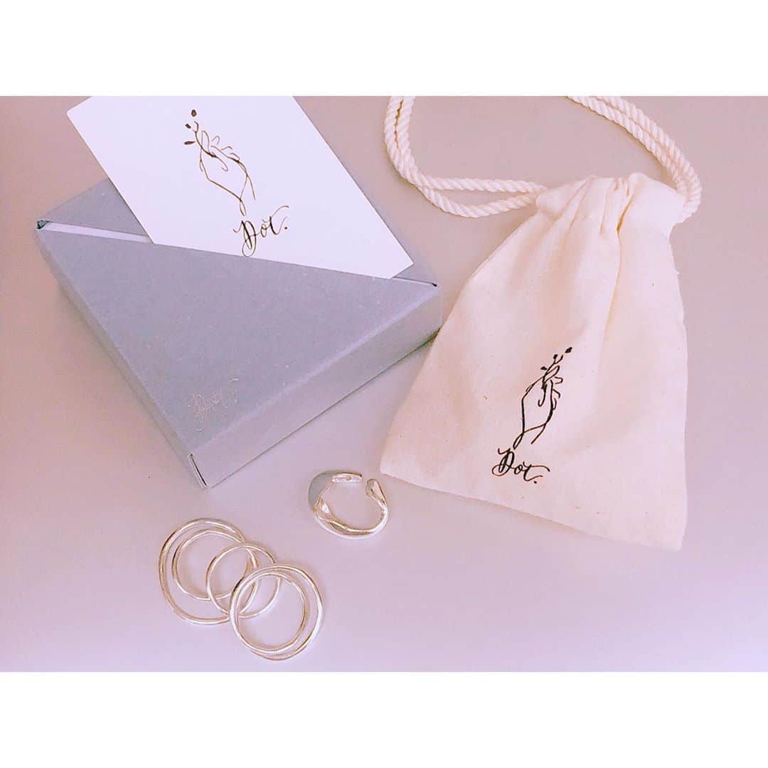 のインスタグラム：「Dot. ( @dot.111 ) . 伊勢丹新宿で昨日までポップアップしてた、アクセサリーブランド。 . 一週間前、買い出しで立ち寄った時は、時間がなくて、ゆっくり見られなかったんですけど「必ず、来ますね！」って約束だけして、その場をあとに。 . 昨日か今日、立ち寄ろうと思って、昨日、ふらっと立ち寄ったら、覚えててくれて「今日までなんですよー！」って。 . 運命じゃん？← . ということで、これも何かのご縁と思ってお買い上げしました。 . ３連のリングと、イヤカフ。 . 植物の成長をイメージしてるんですって。 . 素敵ですよね。 . イヤカフの方は、リングとしても使えちゃうんですよ。 . 2wayに惹かれてゲットしちゃいました。 . で、早速、昨晩の生放送で身につけちゃいました。 . デザイナーさんと店員さんの雰囲気もまた素敵だったのですよ。 . 素敵なところには、素敵な人がいて、素敵な物事が集うものなんだと、最近、より強く感じます。 . 素敵な出逢いに感謝！ . #dot #popup #isetanshinjuku #silver #accessory #silveraccessory #ring #earcuff」
