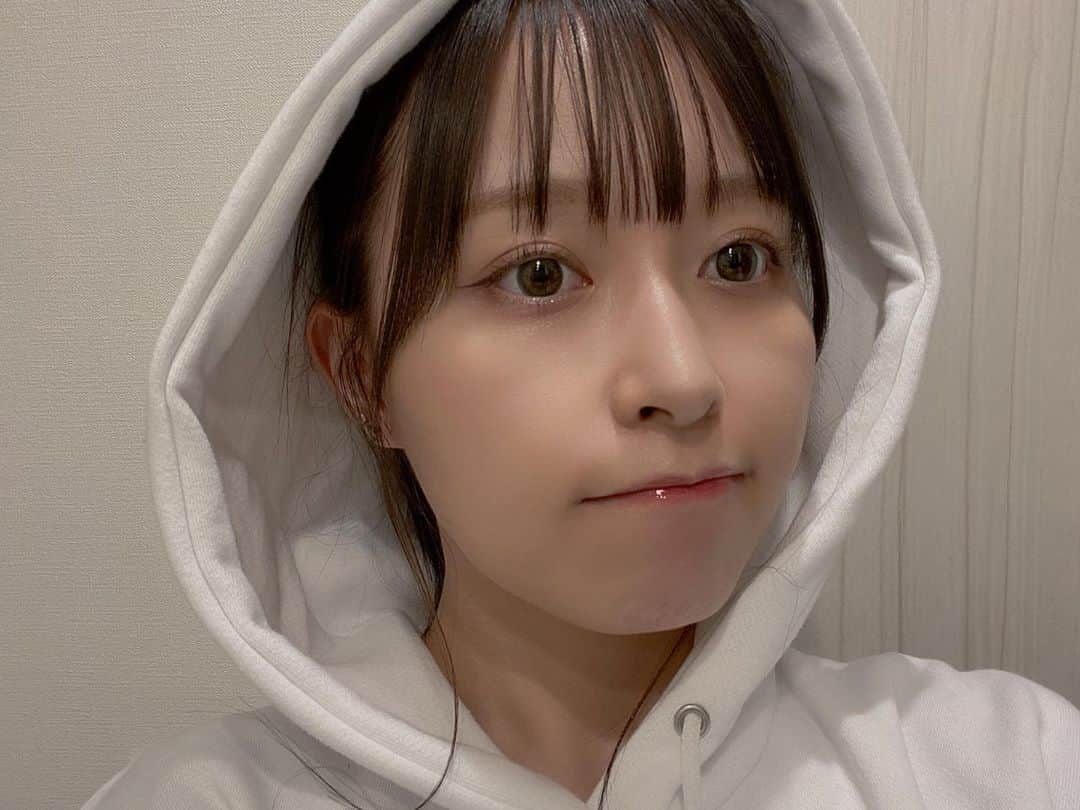 歩乃華（ほのらん）のインスタグラム：「エミリンパーカーありがとう🖤 エドナめっちゃかわいくない？🖤 身長150cmは参考にしてください🖤 サイズかわいいし生地最高🖤🖤 タグ付けしてるよ🖤みんなも着よ🖤 ほんで、ちゃんと下履いてる」