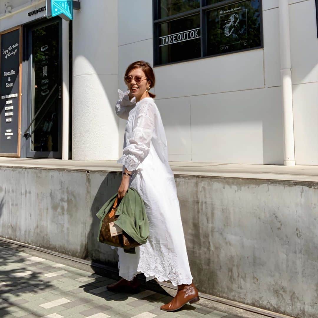 Sayakaのインスタグラム：「* 秋晴れの気持ち良いお天気🌞✨ 大好きな白のコットンドレスは 小物でちょっと秋らしく🍁 . .  #fashion #outfit #coordinate #ootd #simple #preloved #sayakascoordinate #ワンピースコーデ #ホワイトコーデ #シンプルコーデ」