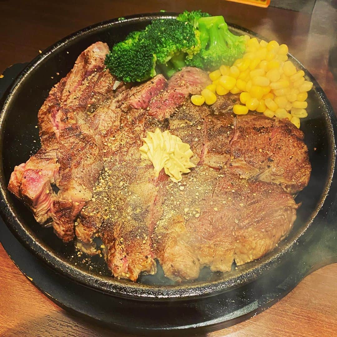 松田悟志さんのインスタグラム写真 - (松田悟志Instagram)「撮影帰りにむしょうに肉を食べたくなったので、がっつきました👶🔥 #いきなりステーキ #ワイルドステーキ #450g」9月30日 22時51分 - matsuda_satoshi1216