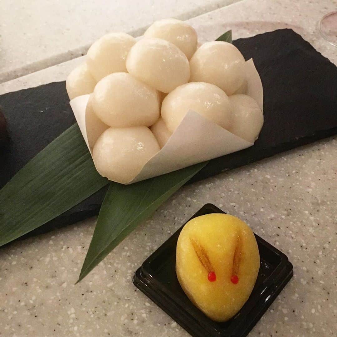 青木良文のインスタグラム：「今宵で9月もあっという間に終わり。 明日の10月の始まりは、今年の中秋の名月（十五夜）に！ 中秋の名月は浄化とパワーチャージを同時に叶えてくれるという、最高のラッキームーンだそう。  最近何だかうまくいかないと言う人は浄化を、元気が出ないという人はパワーチャージを。 ダブルでいただけるチャンス！  今年は豊かさを表すという、丸🟡と甘いものが大大ラッキーだそうなので、お団子はもちろん、マカロンとかパンケーキとか、ドーナツとかをいただきなから、中秋の名月を楽しみたいですね。  さらに、季節の行事は運を強くしてくれるそう。 明日はお月見をして、知らずに溜まっていそうなコロナ禍での、うやむやもクリアに、さらに名月パワーをチャージして今年もあと3ヶ月を、元気で健やかに。 笑顔で過ごせば、もう無敵です！  そして、翌2日は牡羊座の満月。 牡羊座と言えば、女性誌などでの星占いページでもわかるように、一番最初に登場する星座。 なので、「新しい始まり」がキーワードだそう。 時代の変わり目にやってくる牡羊座の満月。 気持ちや概念が変わるような、とっても強力なスタート感がありますね。  変わることは大変でもありますが、楽しいことでもあります。  多くのことは表裏一体。 ほんの1ミリでも視点や思考を変えてみたら、新たな気付きや発見がありそうです。  素敵な十五夜と満月、そして10月を！  #中秋の名月🌕 #丸と甘いものは豊かさを運ぶ　#豊かな気持ちで #お月見でパワーアップ　#笑顔で過ごせばなんとかなる #十五夜 #牡羊座の満月 #始まりの星座 #今年もあと3カ月 #毎日を大切に　#drawingnumbers」