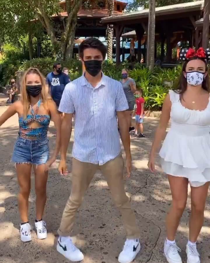 Brent Riveraのインスタグラム：「Getting in the Xmas spirit🎄😍 the people in the back haha😂 @lexibrookerivera @piersonwodzynski #waltdisneyworld」