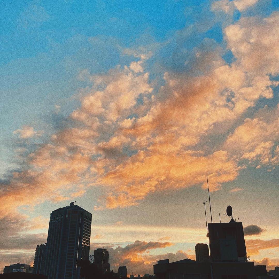 小林ようのインスタグラム：「#🌇🌇🌇 . #scenery #sunset #magichour #bluebluecollection  #夕焼け #小林寫眞室」