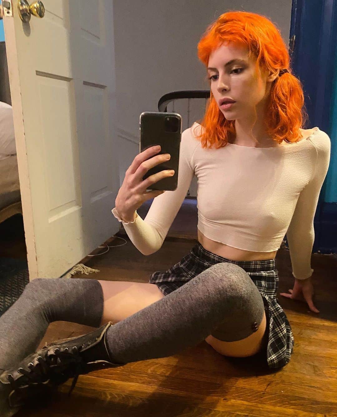 シャーロット・ケンプ・ミュールさんのインスタグラム写真 - (シャーロット・ケンプ・ミュールInstagram)「I’m scared to ask how the debates went. Was busy editing videos and cleaning up errant kitten shit. Did Trump brag about how big his hands are/ how big the first lady’s implants are, and did Biden call Donald some 1920s jab like “You trolley munching Scobberlotcher”?- then did they both agree on some vague platitude about equality while secretly winking about all the war crimes they can’t wait to commit? Or did the networks skip the formalities, cover them in Crisco and let them naked wrestle it out like men?? Yay I love politics. #SpeakingOfHandsDontLookAtMine #WhyAmIDeformed #SocratesPredictedMobRule #KeepingUpWithTheKardashitrumps」9月30日 22時59分 - charlottekempmuhl