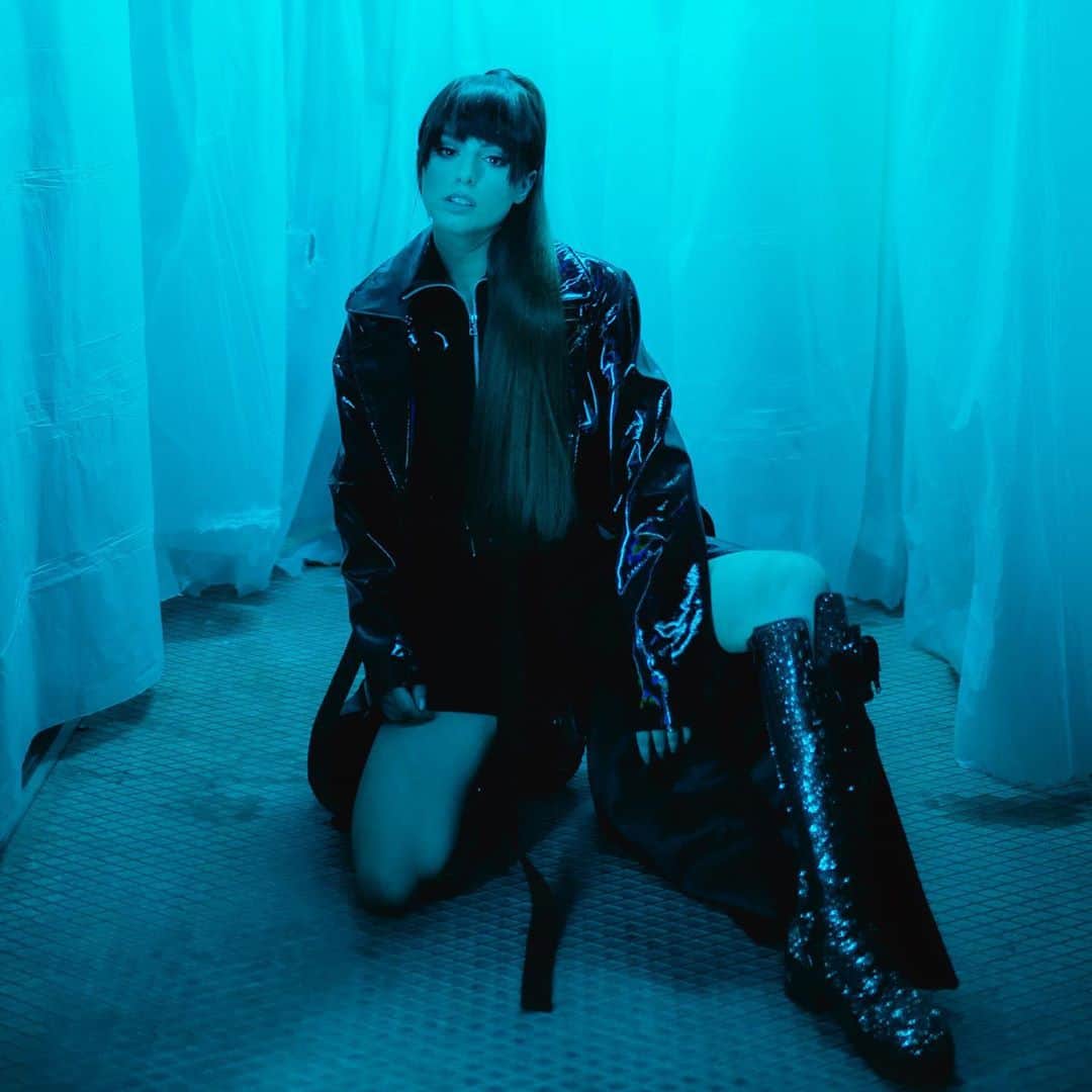 シェール・ロイドのインスタグラム：「Link in bio for an exclusive sneak peek of the ONE DRINK AWAY video 👀」