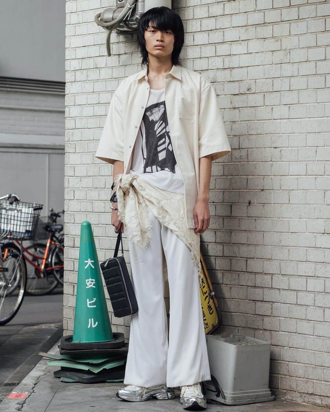 のインスタグラム：「for @fashionsnapcom  . たまにくるオールホワイト欲 . Top: #JILSANDER  T-Shirt: #AcneStudios  Pants: #STELLAMcCARTNEY  Bag: #BOTTEGAVENETA  Shoes: #adidasbyRAFSIMONS  Ring: #TOMWOOD  Bracelet: #EddieBorgo  Scarf: #LOUISVUITTON」
