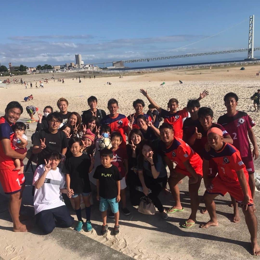 藤川朋樹のインスタグラム：「はじめてのリーグ戦、勝ちました💮 新しい仲間と今までの仲間と。 幸せな１日でした。感謝して向上していきたいと思います🆙ありがとうございます🔥  #bsc明石アレイア  #ビーチサッカー #beachsoccer」