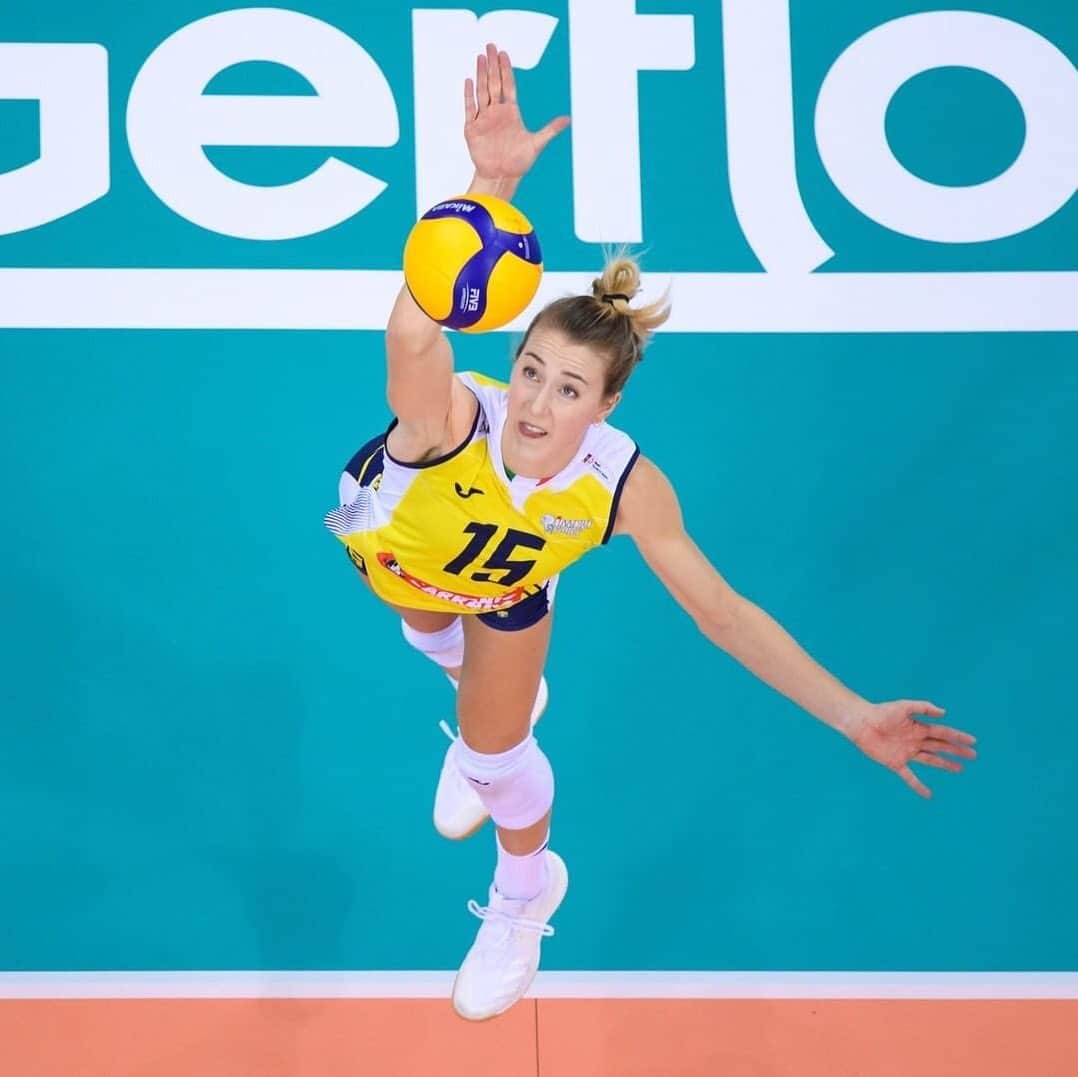 USA Volleyballさんのインスタグラム写真 - (USA VolleyballInstagram)「U.S. Women’s National Team outside hitter @kimjayehill is a FORCE on the court! 💥 SWIPE to see for yourself!  (📹 @volleyballworld)」9月30日 23時01分 - usavolleyball