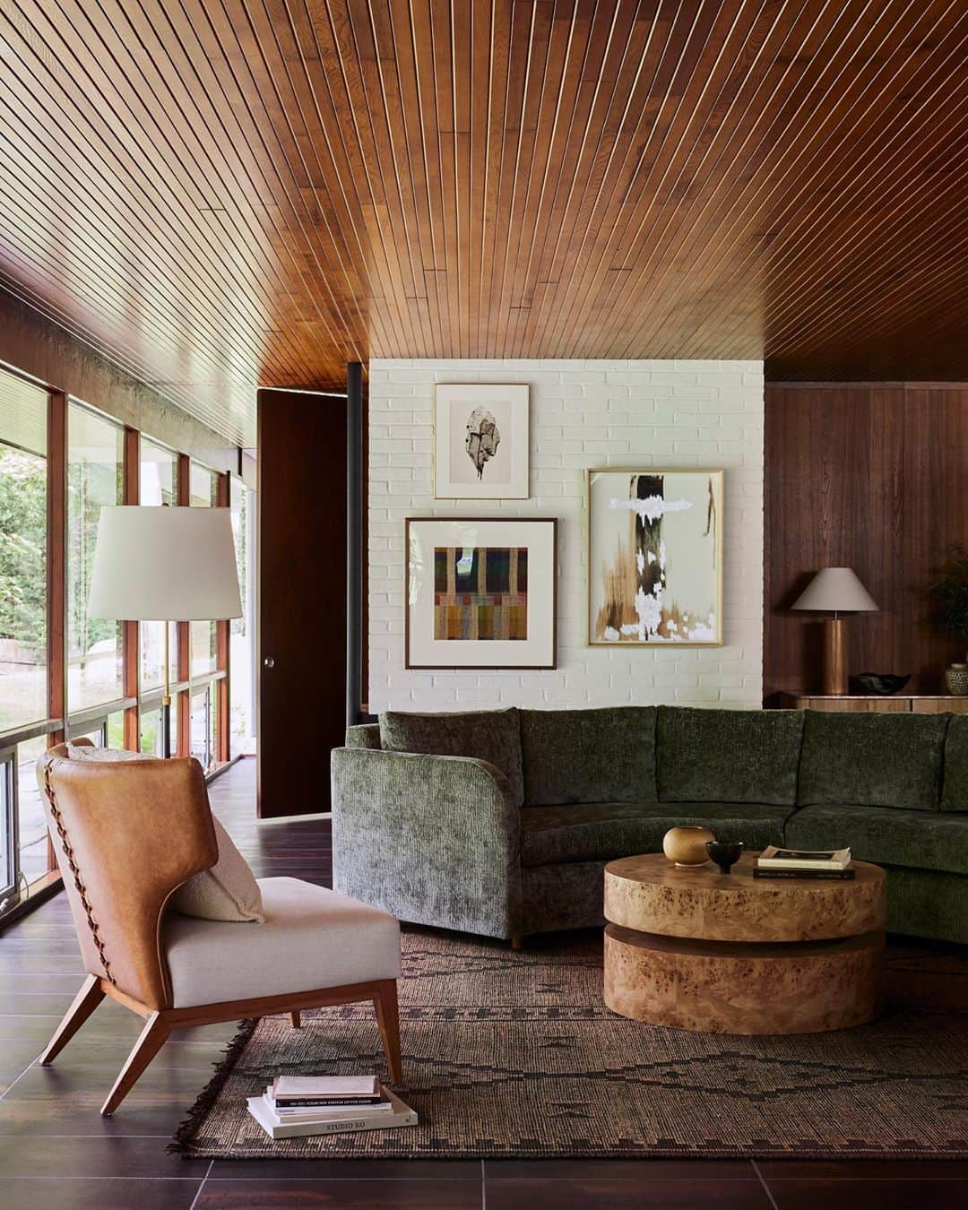 Anthropologieさんのインスタグラム写真 - (AnthropologieInstagram)「Have a seat – there are plenty to go around! Take the full tour of this midcentury home at @anthroliving and shop the collection via the link in our bio. #AnthroLiving」9月30日 23時02分 - anthropologie