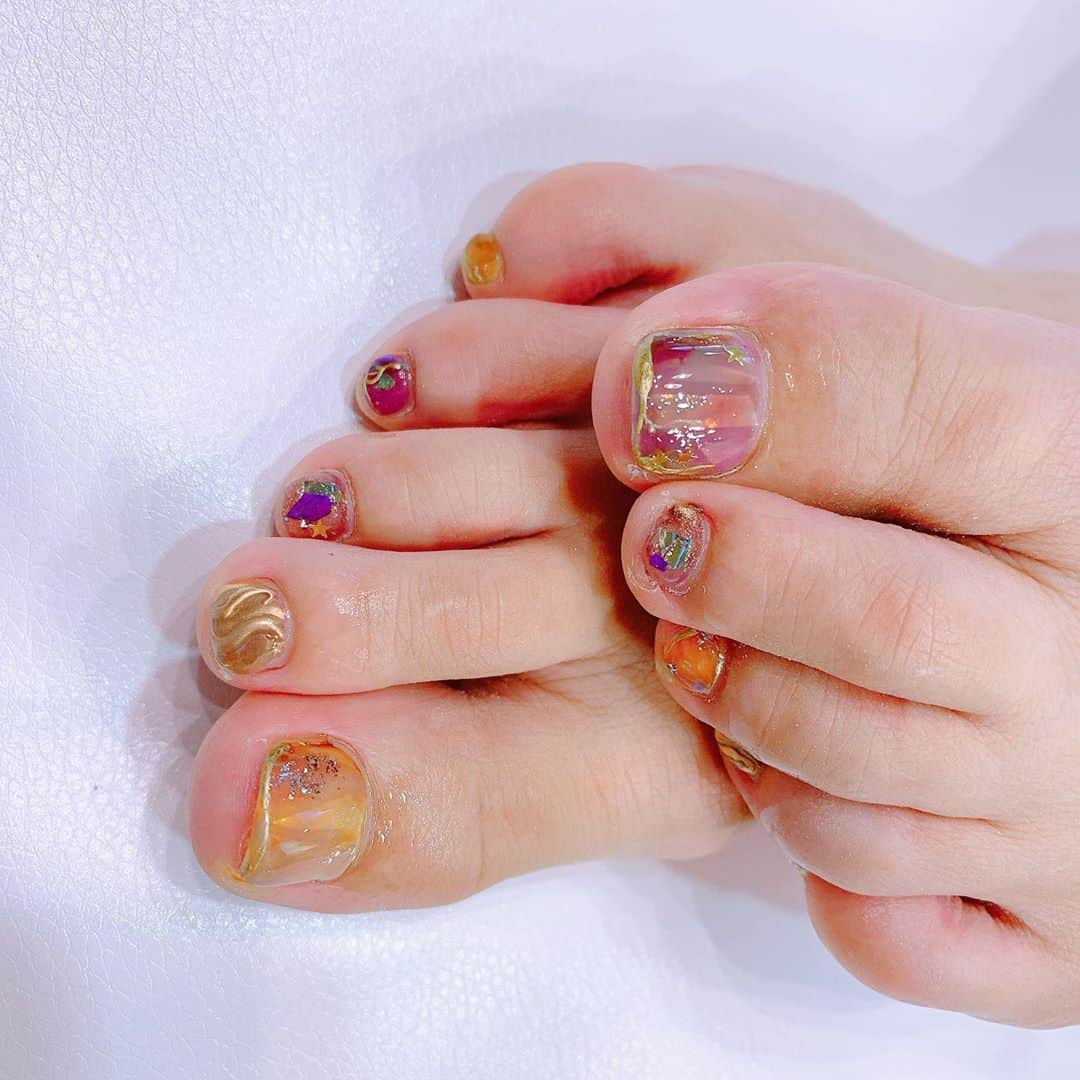 佐藤弥生さんのインスタグラム写真 - (佐藤弥生Instagram)「ネイル💅 ハンドは甘い感じに淡いピンクにパールとかちょこちょこのせてもらったよ💓 フットはハロウィン🎃 パープルとオレンジをベースに星を置いてキラキラにしてもらったよ💓 ・ ハロウィンですね👻 今年の仮装は決めましたか？#sensi_nail_yayoi #sensi_nail_riho #sensi_nail_ayaka #柏#ネイル# フットネイル#ハンドネイル#ハロウィンネイル」9月30日 23時02分 - sato__yayoi