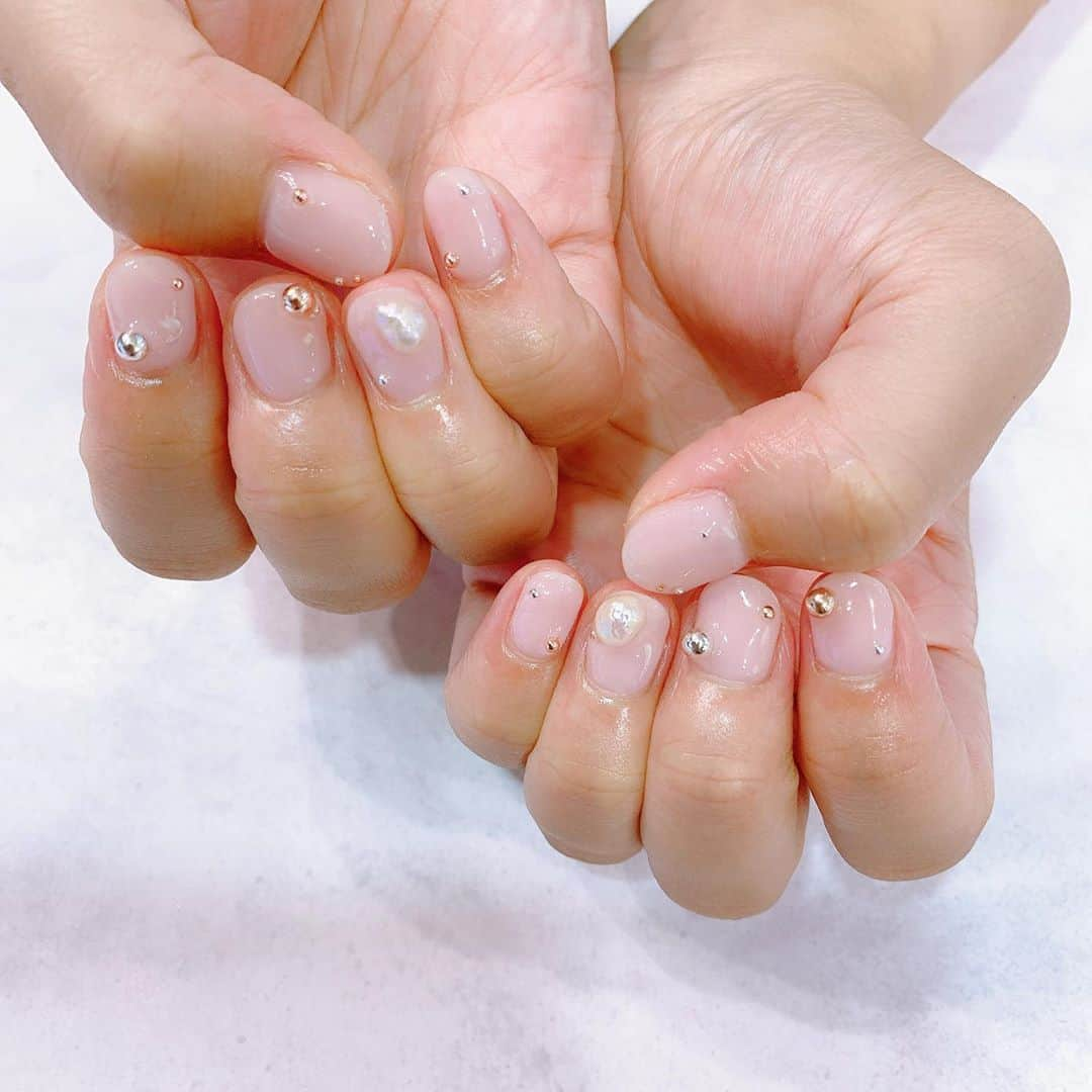 佐藤弥生さんのインスタグラム写真 - (佐藤弥生Instagram)「ネイル💅 ハンドは甘い感じに淡いピンクにパールとかちょこちょこのせてもらったよ💓 フットはハロウィン🎃 パープルとオレンジをベースに星を置いてキラキラにしてもらったよ💓 ・ ハロウィンですね👻 今年の仮装は決めましたか？#sensi_nail_yayoi #sensi_nail_riho #sensi_nail_ayaka #柏#ネイル# フットネイル#ハンドネイル#ハロウィンネイル」9月30日 23時02分 - sato__yayoi