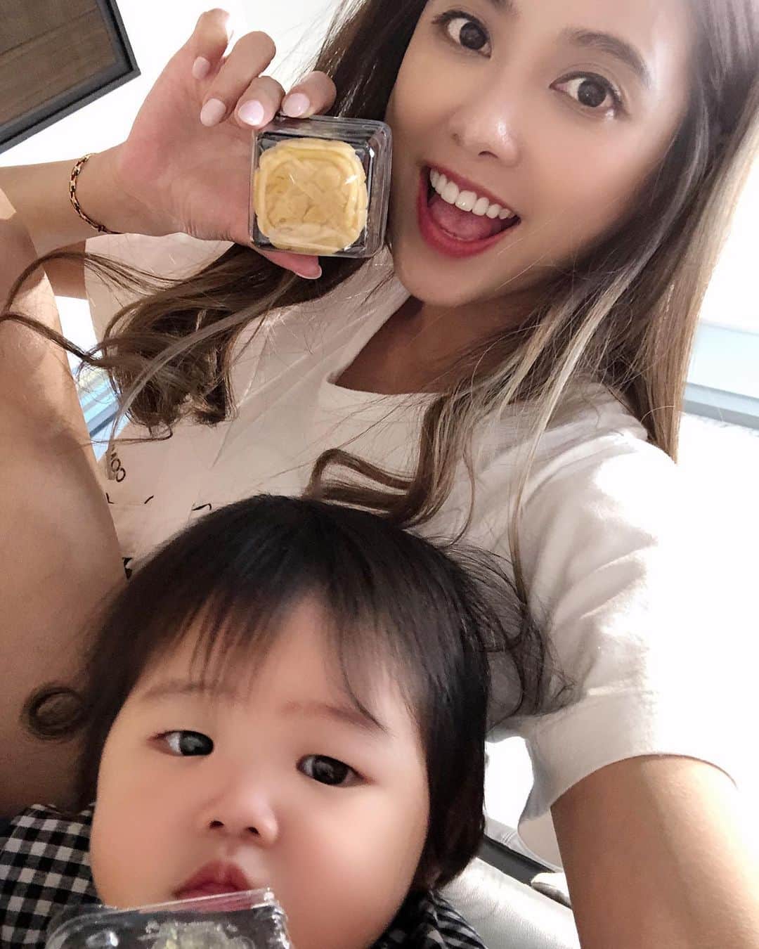 Miaのインスタグラム：「中秋節快樂🥮 #月餅吃起來  #我身邊的女生都好有才 #大嫂做的流心月餅 #右滑到最後姐姐在旁邊幹嘛」