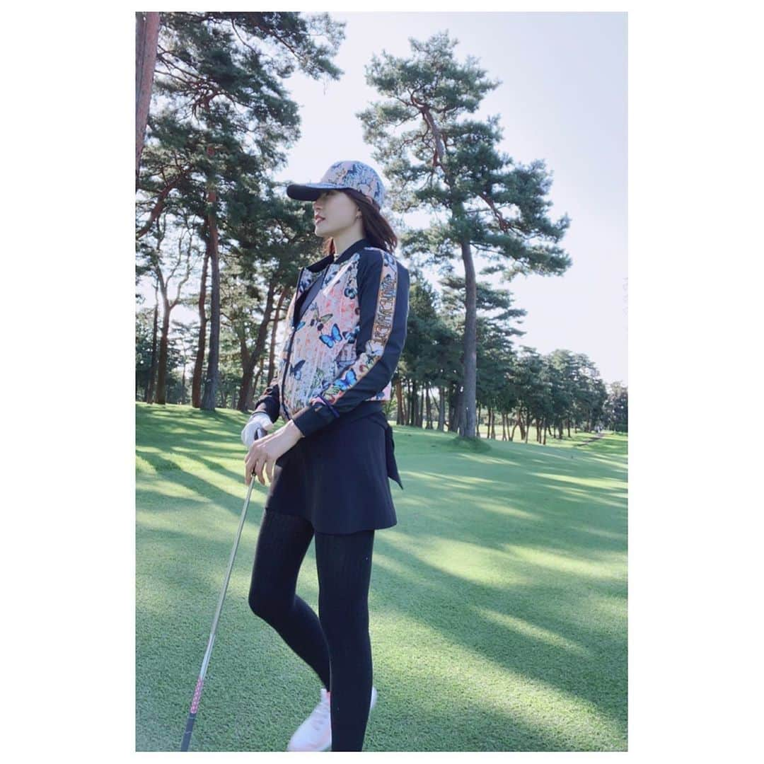 夕霧らいさんのインスタグラム写真 - (夕霧らいInstagram)「久しぶりのゴルフ⛳️ お天気にも恵まれて、楽しくコースをまわることができました😊 秋色のスポーティーなcapとスタジャンで気分上げつつ、185ヤード出たときは嬉しかったです✌️. . . #ゴルフ女子  #⛳️  #golfstagram  #スポーツの秋  #空振りもご愛嬌  #バンカーもたくさん #ゴルフ仲間 #宝塚og  #千瀬聖ちゃん #ゴルフ動画 #スーパーマリオブラザーズ  #課題がいっぱい  #2020年もあと3ヶ月  #ゆるりとした生活  #気負わないことが大事  #楽しむも楽しまないも自分次第  #明日も楽しみ❤︎」9月30日 23時04分 - 88rairai88