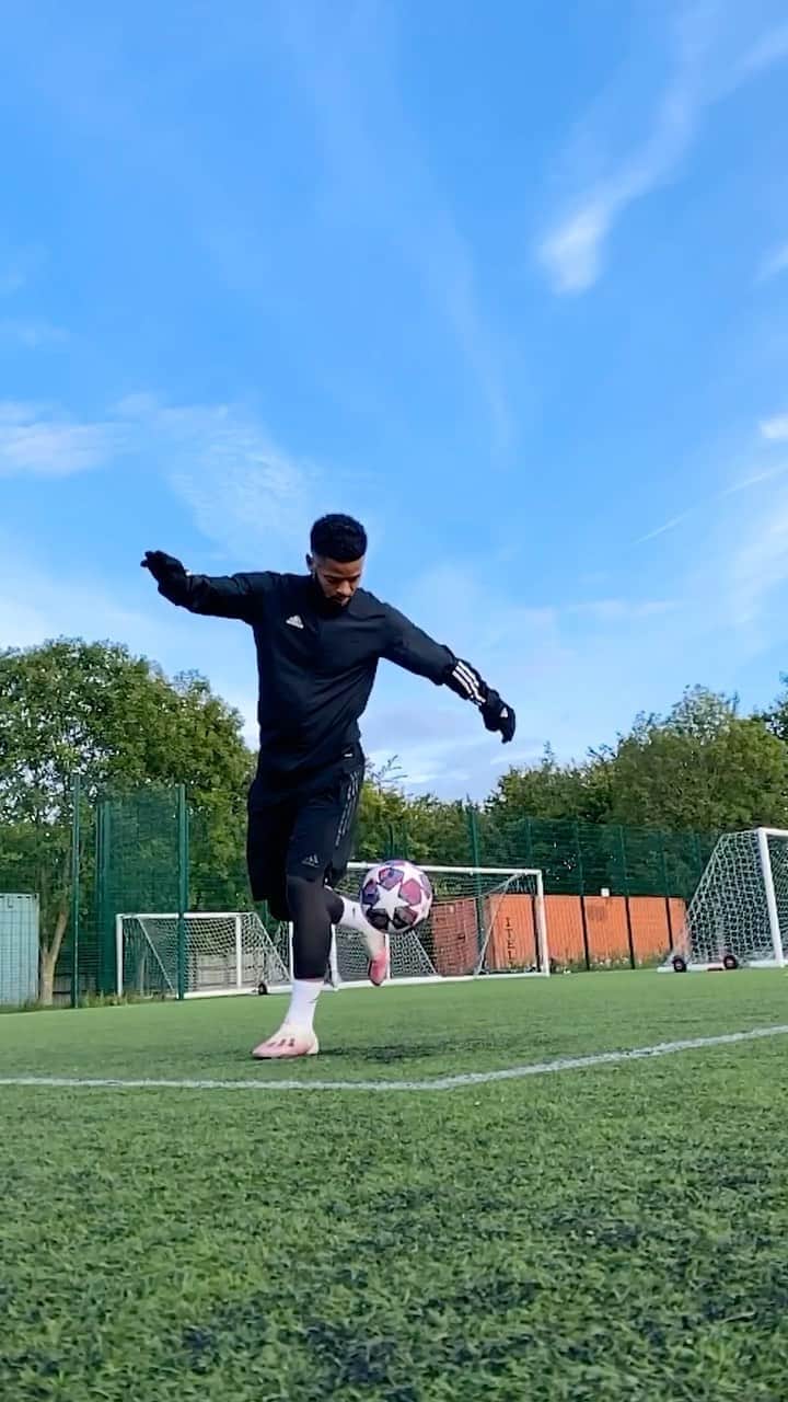 F2Freestylersのインスタグラム：「Created a new move 👀🥶🔥 #football #soccer #skills #newmove Tag a mate who needs to try this one!」