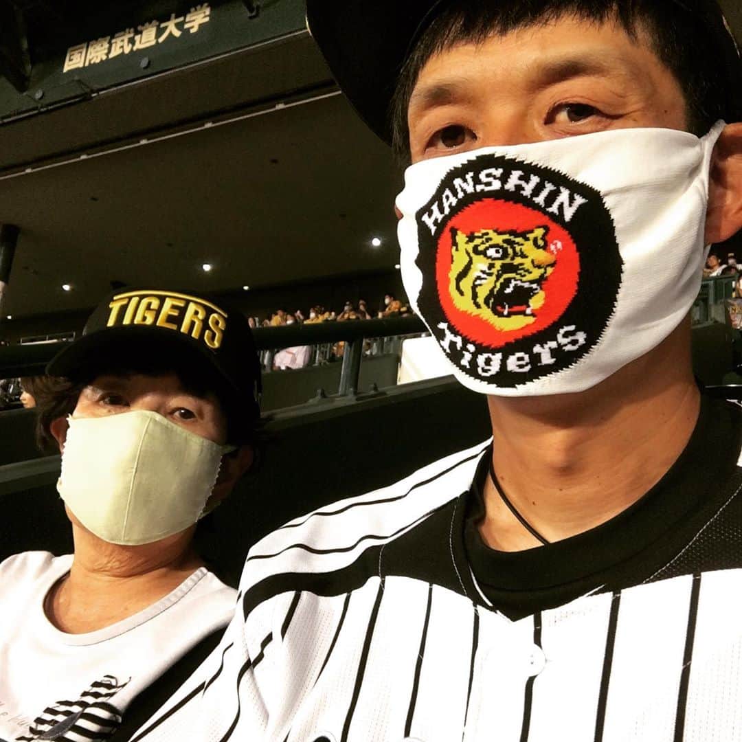 のインスタグラム：「オカン参戦も2安打完封負け。( ºωº )ﾁｰﾝ…。遅れて行ったので北條さんの1安打しか見てません。( ºωº )ﾁｰﾝ…  #阪神タイガース #甲子園球場 #帽子全員プレゼント  #完封負け #2安打  #ハッピーハンズ #ハッピーハンズタオル #やられたらやり返す負ける気がせんわ」