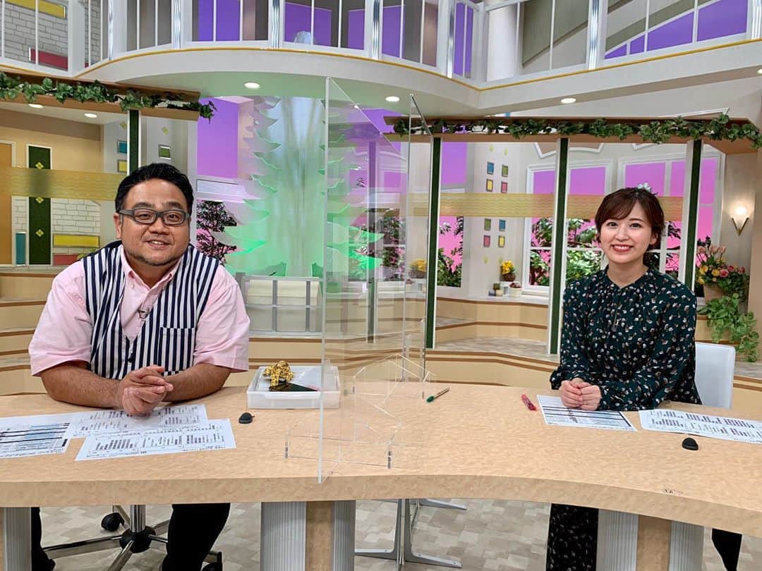 河野真也のインスタグラム：「イチモニ！の立ち上げから、今は夕方のイチオシ‼︎で、合わせて９年半一緒にやってきたあいりちゃん。  頭が良くて、おもしろくて、トークがうまくて、安定感があって、バランス感覚に優れていて、場の空気を明るくして、なんでもできる。  尊敬する人です。  そのあいりちゃんのお腹に、大切な大切な命が宿りました。  お休みに入り、しばらーく一緒にお仕事ができなくなります。  寂しいなぁ。  でも！ そんな気持ちと比較にならへんくらい、メッチャクチャ嬉しい！  心から、おめでとう。  これからもよろしくやけど、ひとまず、ひとまず、９年半、おつかれさまでした^_^  この数ヶ月、放送の合間にこの机に座ったまま妊婦さんトークしてる時間、好きやったよ〜( ＾∀＾) また、体調見ながら、行ける時にご飯行こう^_^  #イチオシ #イチモニ #戦友 #あいりちゃん」