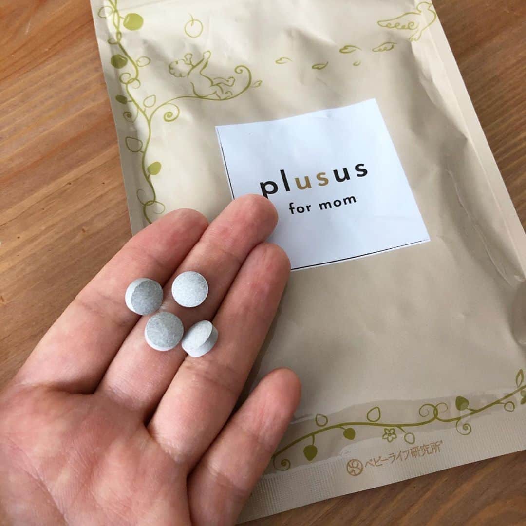 馬渕史香のインスタグラム：「モニターをさせていただいているママ専用サプリ〈plusus（プラサス） for mom〉 飲み始めてもうすぐ1ヶ月〜✨  ふみか的には忘れずに飲めてます 数日だけ忘れたなー笑笑  飲み続けてみてどうか、、、 う〜ん、こうゆうのって細かく数値を測ってたりするわけじゃないで、実際どうかわからんのやけど、特に問題なく息子はすくすくと育ってます👶 早くも寝返りもできたし、そこから数日で寝返り返りもできたし（サプリの効果と寝返りには特に関係はありません✋）  そう、サプリで重要なのは飲み心地！ プラサスは1日4粒飲むんやけど、ちょっと粒が大きめかなって印象 つるんとしたコーティングはないので表面はざらざら ちょっと匂いがあって、産後なので問題ないですが、妊娠中やったら飲めんかったかも 妊婦さん用のはどうなんやろうなぁって気になる🤔  そう、このプラサスは 妊娠希望の女性のための for women 妊娠中のプレママのための for pre-mom 出産後～授乳中ののための for mom そして、妊活中の男性のための for men と全部で4種類  男性用があるのはいいよね！  妊活中って、なんか自分だけ頑張っとる感じがして時々悲しくなったりするんやよね 一緒に飲んでくれてるってだけで嬉しいもんなー 妊活中に知りたかったなー笑笑  あと、個人的には楽天で買えるのも🙆‍♀️ 楽天フリークなので Amazon、Yahoo!、あとは公式サイトでも買えるで選択肢がいろいろあるのはいいね✨  あと少し残ってるので、最後までしっかりと飲み続けます！  @babylife.lab_official  #ベビーライフ研究所 #plususformom #plusus #プラサス #母乳育児サポートサプリメント #母乳育児 #母乳サポート #授乳 #授乳期  #あしざわ家 #赤ちゃんのいる生活 #ずぼら主婦 #令和2年生まれ #5月生まれ #男の子ベビー #令和ベビー #babyboy #2020baby」