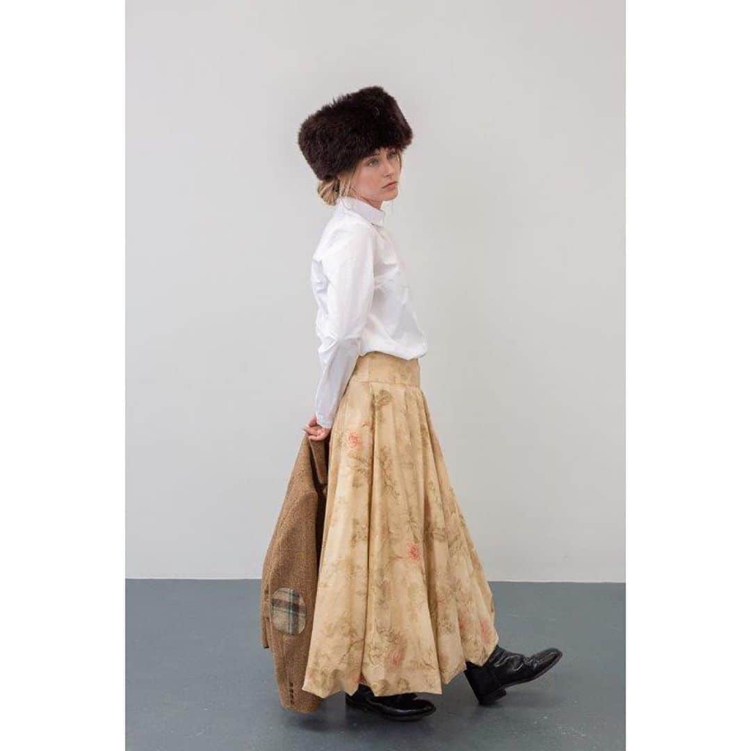 のインスタグラム：「Printed, made and designed in the U.K. our side button skirt is perfect for layering knits, coats and blankets. @christina_strutt @scottlongjphoto @rachelannkiley #cabbagesandroses #cabbagesandrosesfashion #somerset #somersetfashion #livinglifebeautifully #ootd #winter #winteriscoming #buybetterbuyless #shoplocal #bruton」