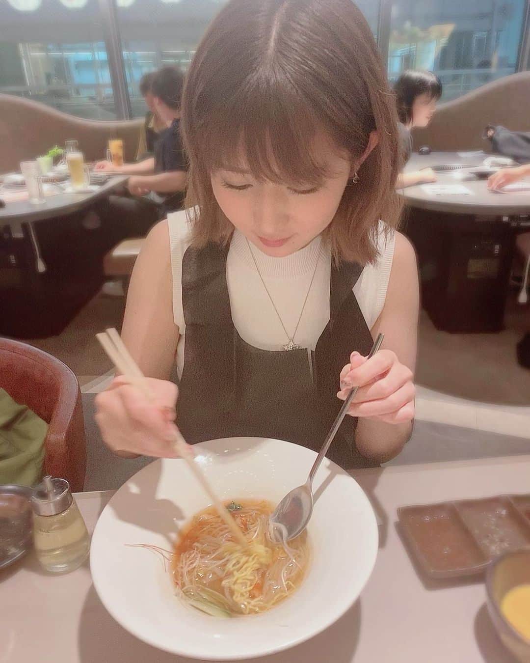 篠原栞那のインスタグラム：「‪‪❤︎‬ あさみんとご飯にいくと、いつも写真撮ってくれるからありがてぇ。  #焼肉 #もぐもぐ  #女子会 #シメは冷麺派」