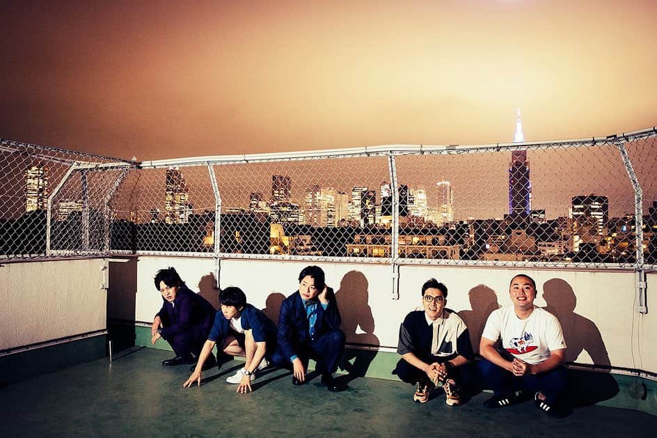 竹村真奈のインスタグラム：「「OWARAI Bros. Vol.2 -TV Bros.別冊お笑いブロス-」の中ページカットをちょっぴり解禁‼️ . こちらは対談企画に登場する #ぺこぱ × #ハナコ in 千駄ヶ谷の写真。「写ルンです」でそれぞれ撮りあいっこした写真がエモさ全開です📸 ※この写真はカメラマンの大槻志穂さんが撮影したもの . 10/7発売 #OWARAIBros  #TVBros  #お笑いブロス  表紙は #EXIT」