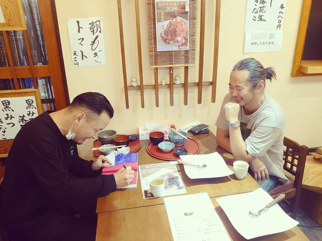 輪入道さんのインスタグラム写真 - (輪入道Instagram)「今日はbayfm「暴走ぱんちらいん」収録。 元 LUNCH TIME SPEAXのGOCCIさんに来ていただきました。ありがとうございました。 こんなに時間が足りなくなる事もないってくらい楽しい時間でした。 マジでカッコいい方でした。「土佐屋」の食事もいつも最高！ 放送は10月8日と15日です。 お聞き逃しなく！」9月30日 23時18分 - wanyudo