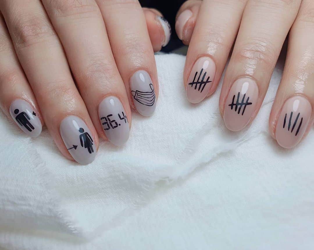 Yingさんのインスタグラム写真 - (YingInstagram)「Countdown to end of quarantine...   I used PREGEL Pale Grey and Tulle Grege as the base colours and PREGEL Art Liner in Black for the details.  Items can be purchased at @nailwonderlandsg 🤗 . . . 🛒 www.nailwonderland.com⁣⁣ 📍20A Penhas Road, Singapore 208184⁣⁣ (5 minutes walk from Lavender MRT)⁣⁣ .  I am currently only able to take bookings from my existing pool of customers. If I have slots available for new customers, I will post them on my IG stories. Thank you to everyone who likes my work 🙏 if you need your nails done, please consider booking other artists at @thenailartelier instead ❤  #ネイルデザイン  #ネイルアート #ネイル #ジェルネイル #nailart #네일아트 #pregel #プリジェル #nails #gelnails #sgnailsalon」9月30日 23時31分 - nailartexpress