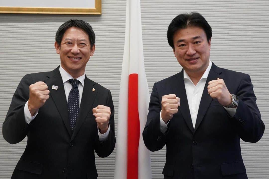 木原稔のインスタグラム：「鈴木大地さんがスポーツ庁長官の退任挨拶に来られました。後任は室伏広治さんです。5年間お疲れ様でした。」