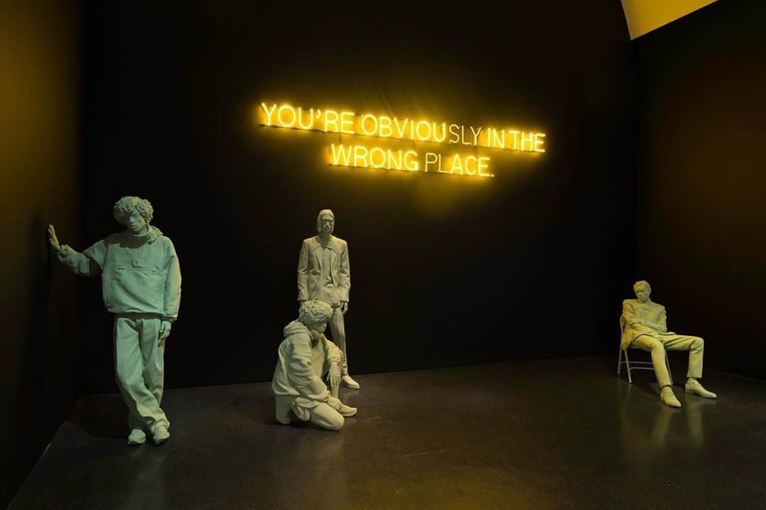 のインスタグラム：「"I’m exploring the self-endowed freedom to create. Everyday language, grammar, and my own personal philosophies are equal territory to mine as the art canon." ーVirgil Abloh  Happy birthday to Virgil Abloh, born on this day, September 30, in Rockford, Illinois.   Trained as an architect and engineer, today Abloh’s creative force transverses fashion, performance, and contemporary art. Across all mediums, his work deconstructs and publicly shifts the creative process, declaratively redefining the conversation around aesthetic systems and their distribution. His street-couture label Off-White, which Abloh founded in 2013, combines conventional tailoring with more subversive references, and in 2018, he was named the artistic director of Louis Vuitton’s menswear.   Last year, MCA Chicago highlighted Abloh’s multifaceted career in the exhibition, “Figures of Speech.” Combining and showcasing all of Abloh’s creative powers, the exhibition featured a range of his artworks, designs, and fashion label merchandise. Follow the link in our bio to learn more. ___________ #VirgilAbloh #Gagosian @virgilabloh @mcachicago Installation view, "Virgil Abloh: 'Figures of Speech,'" MCA Chicago, June 10–September 29, 2019. Artwork © Virgil Abloh. Photo: Nathan Keay © MCA Chicago」