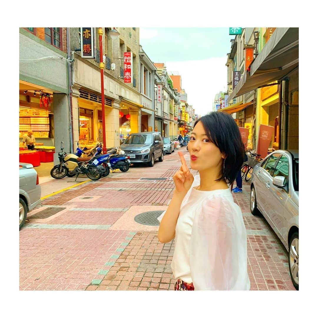 煌月爽矢のインスタグラム：「.﻿ .﻿ 台湾は明日から中秋節という大事な4大節句の連休に入ります♡﻿ ﻿ やったーーーーーー( ⸝⸝⸝⁼̴́◡︎⁼̴̀⸝⸝⸝)﻿ ﻿ ﻿ 連休普通に超嬉しい！！！！！！﻿ ﻿ 日本の生活ではいつも連休を連休として捉えた事なかったから…新鮮！！﻿ ﻿ ﻿ ここは迪化街という問屋街。﻿ YouTubeの撮影してきたよ、またアップする時にお知らせします！！﻿ ﻿ ﻿ 中秋節快樂🎑🎑🎑﻿ 我在日本學中文的時候用的課本裡面寫關於中秋節的事﻿ 那個時候我不太了解﻿ 不介意﻿ 可是今年感到中秋節的氣氛﻿ 第一次吃月餅 柚子﻿ 應該趁中秋節吃得到烤肉﻿ The台灣人的生活😂  #台湾 #台湾生活 #迪化街 #中秋節」