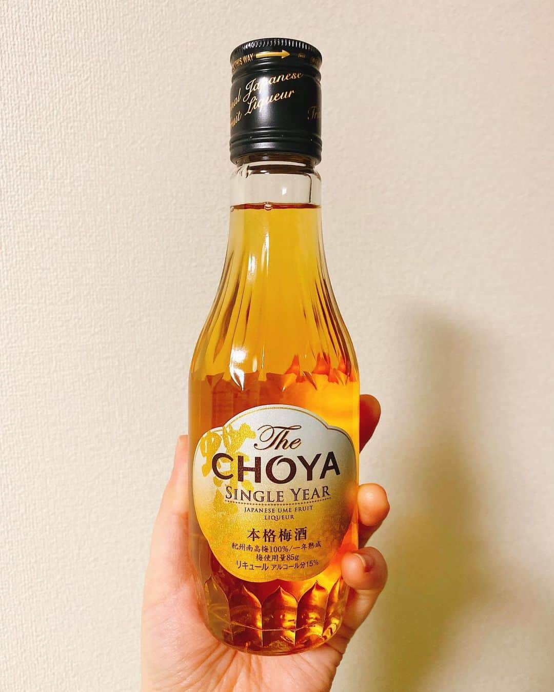 佐藤千亜妃さんのインスタグラム写真 - (佐藤千亜妃Instagram)「なんだかこの小瓶に惹かれて、久しぶりに梅酒なんて買ってみちゃいました。琥珀色が綺麗だなあ。。🙂🟠とりあえずソーダ割りにしてみよう！」9月30日 23時36分 - chiaki_sato0920