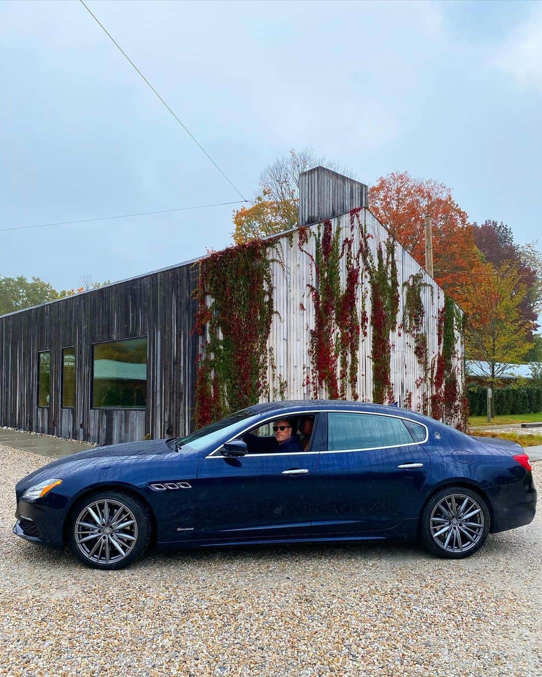 スコット・シューマンのインスタグラム：「This was one of the few great weekends of the last six months! Taking the @maseratiusa upstate to stay at the super chic  @touristswelcome in the Berkshires! The days full of hiking, discovering great shops @plaingoodsshop , experiencing great art at @massmoca  and @clarkart , more hiking, watching fashion shows online @maisonvalentino , and lots of great food and drinks @campariofficial ! I hope it’s not another six months before we can do that again」
