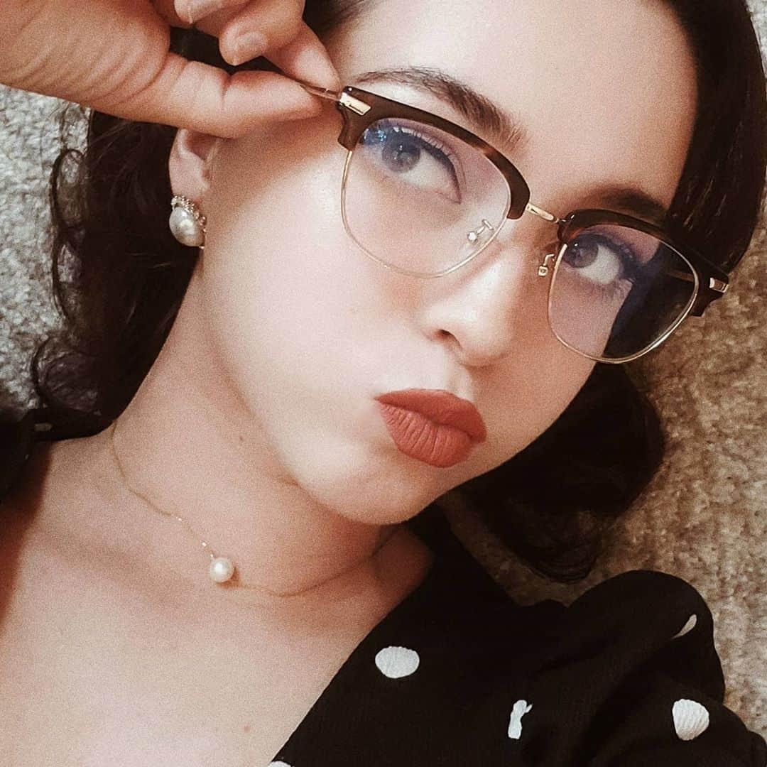 ジェシカ・ヴィルさんのインスタグラム写真 - (ジェシカ・ヴィルInstagram)「Feeling very scholarly in my new glasses. The one I'm wearing is the "Identity" which is perfect for those who have a dark academia fashion style!  🤎 if you want to buy a pair you can use my code JESSV25 for 25% off or you can enter this giveaway 👇 #ad  Rules on how to enter below!  1. Like this post  2. Follow @eyebuydirect and @Jbunzie  3. Tag a friend in the comments  Prize: 1 winner gets a free pair!  Each comment counts as an entry. You may comment more than once with different friends for multiple entries. Winners will be selected on 10/02/2020. #EBDFamily」9月30日 23時38分 - jbunzie