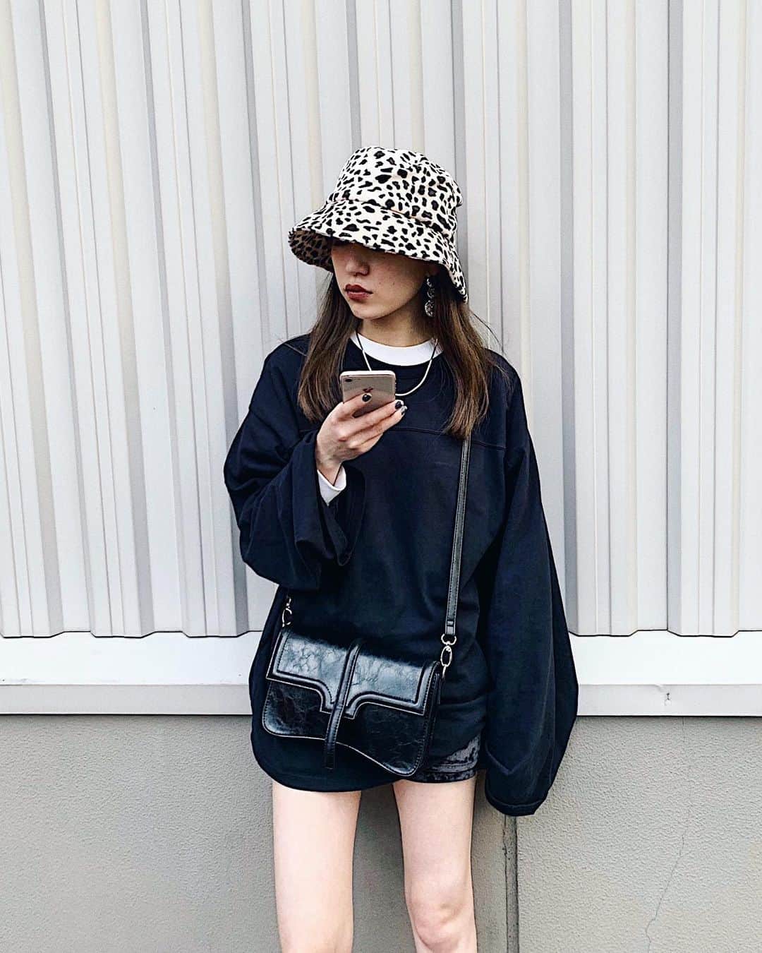 井上 莉彩のインスタグラム：「. 最近のわたしをもう一枚。 ご近所散策コーデ🏃‍♀️🏃‍♀️ . この日は久しぶりにたくさん歩いて、 たくさん話して、お肉をたらふく食べて 幸せだったんだーーー😏❤️❤️ （撮って貰ってるけど、お腹空きすぎて ちょっとムッとしてるのは内緒） . おやすみなさーい😴💕」